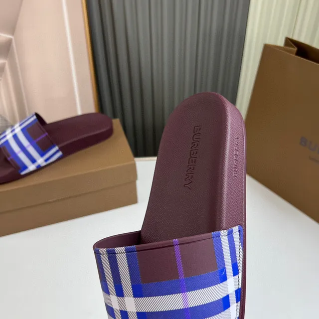 Burberry imprimé à carreaux bordeaux chaussons 8