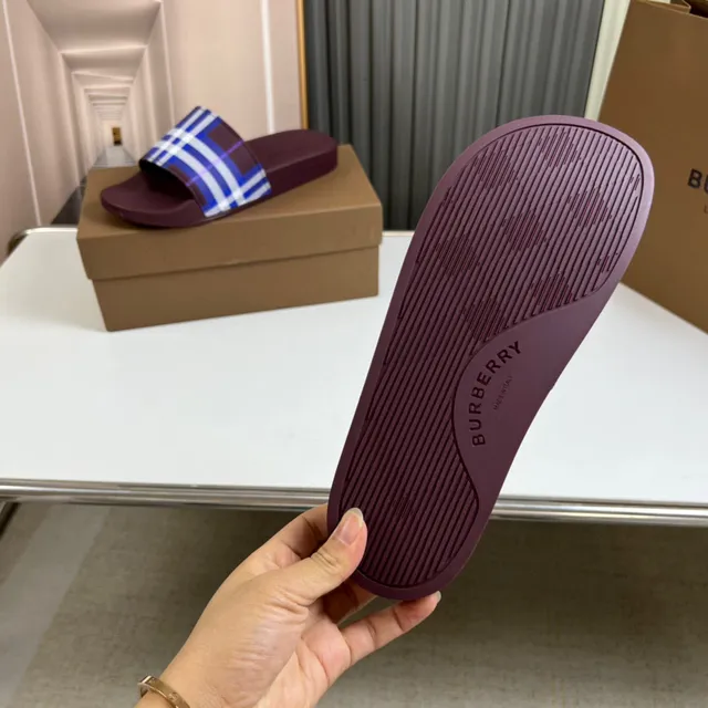 Burberry imprimé à carreaux bordeaux chaussons 9