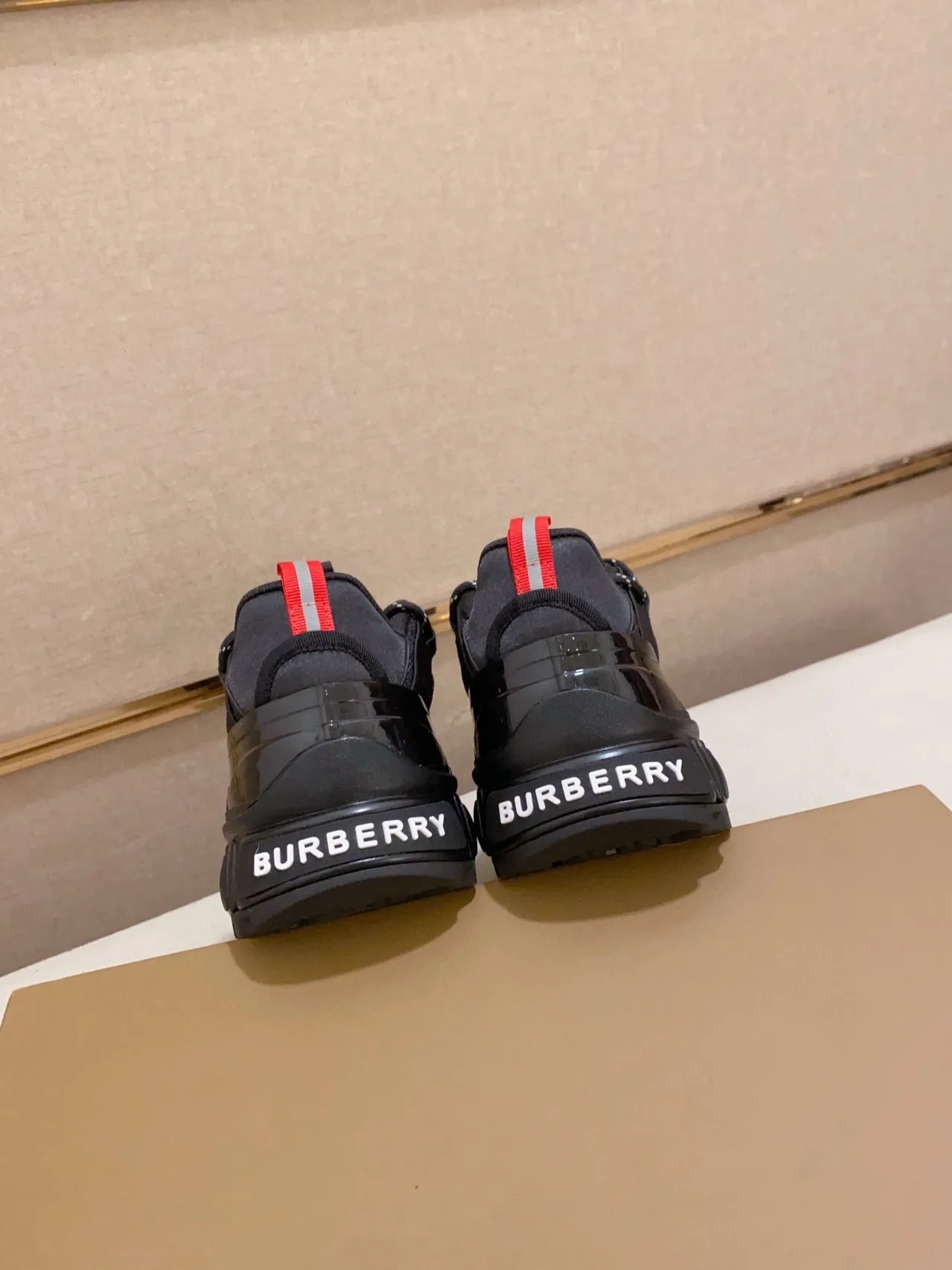 Burberry Defender Black Red Solado oversized Ponta patent brilhante Tênis chunky 3
