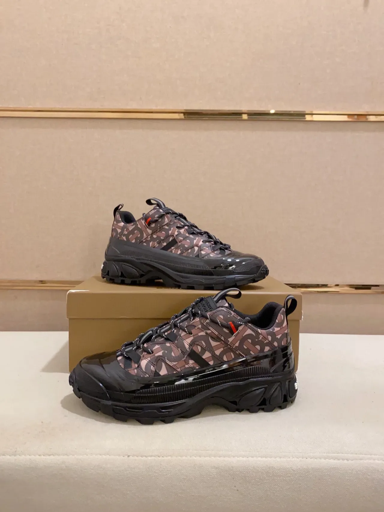 Burberry Defender أسود متعدد الألوان Monogrammed الجزء العلوي सولا Sculpted Chunky Sneakers 8