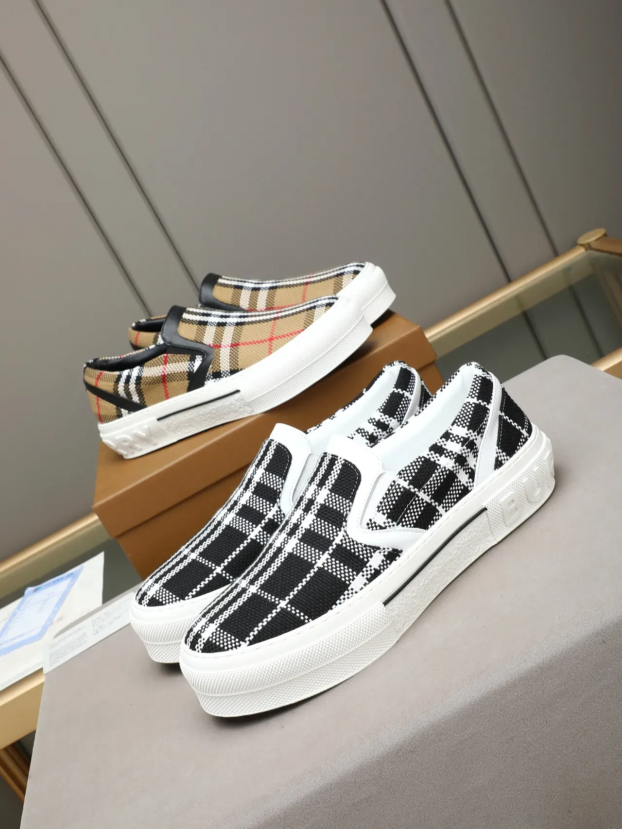 Burberry Knight بيج وأبيض سليب أون منصة Lifestyle Sneakers 2