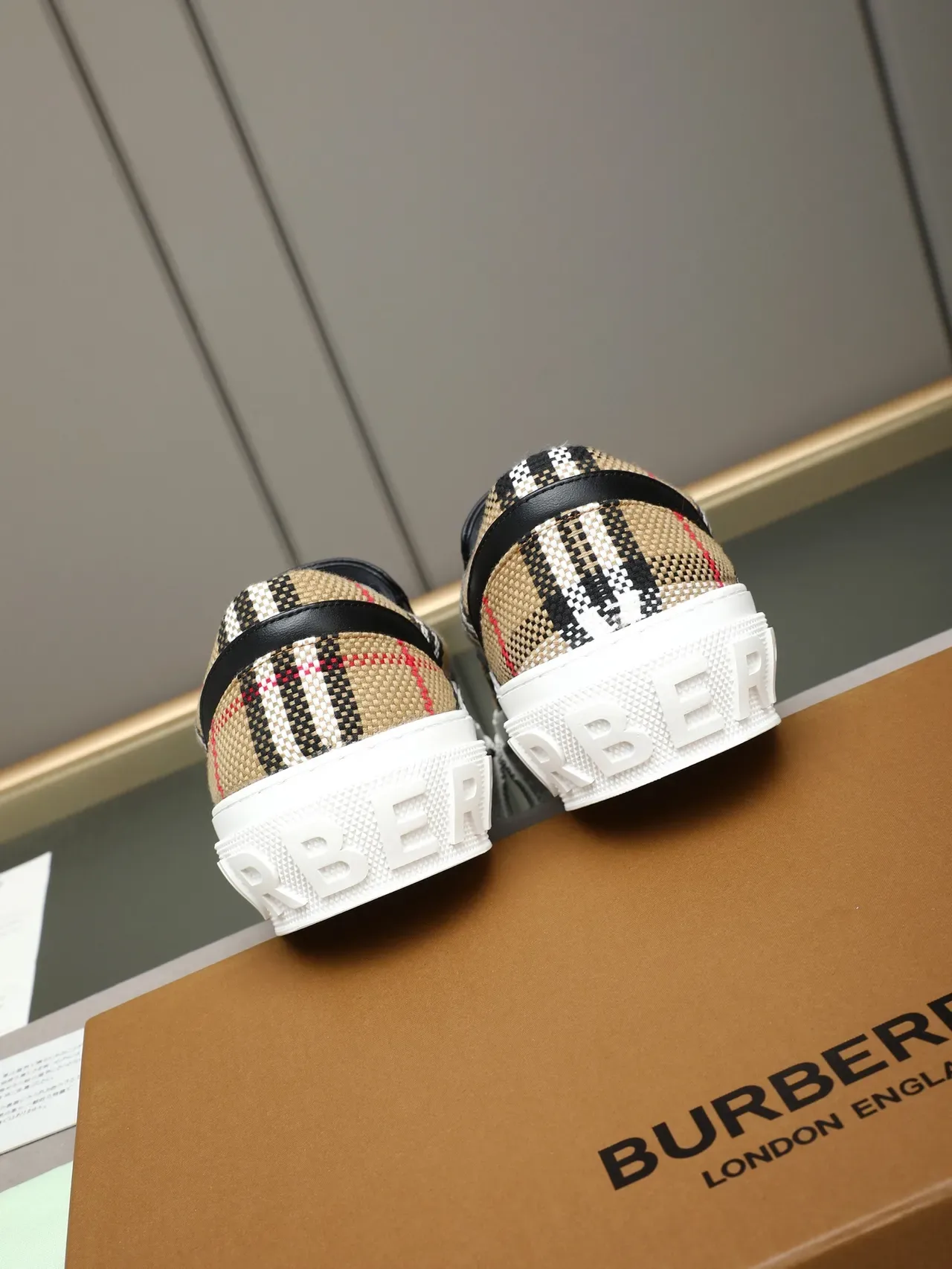 Burberry Knight بيج وأبيض سليب أون منصة Lifestyle Sneakers 4