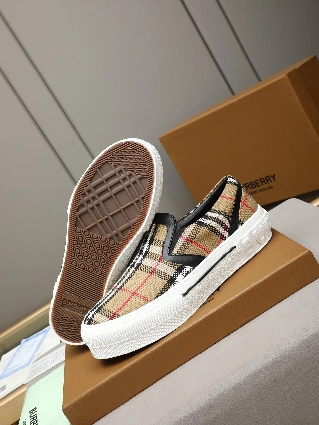 Burberry Knight بيج وأبيض سليب أون منصة Lifestyle Sneakers 5