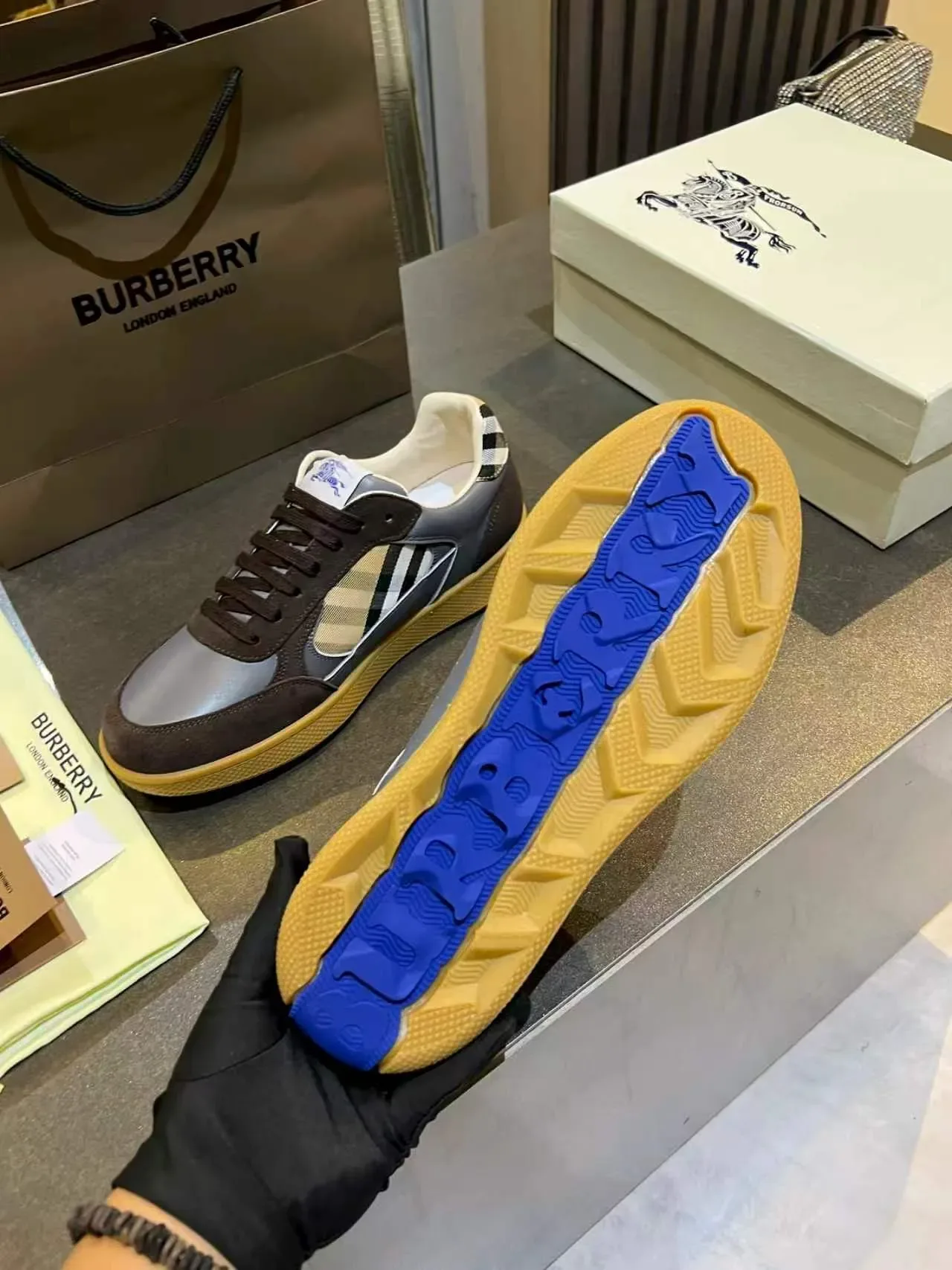 Burberry Cavaleiro Marrom Bege Panelado Material Misto Superior Inserções Laterais Check Icônicas Tênis Lifestyle 2