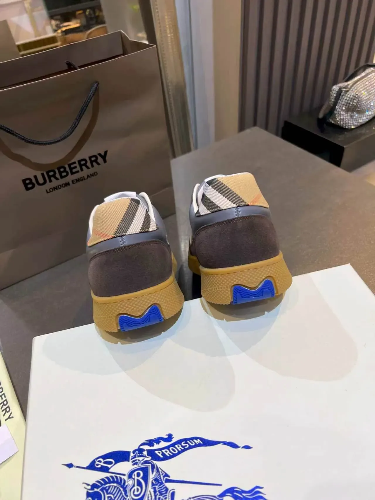 Burberry Cavaleiro Marrom Bege Panelado Material Misto Superior Inserções Laterais Check Icônicas Tênis Lifestyle 3