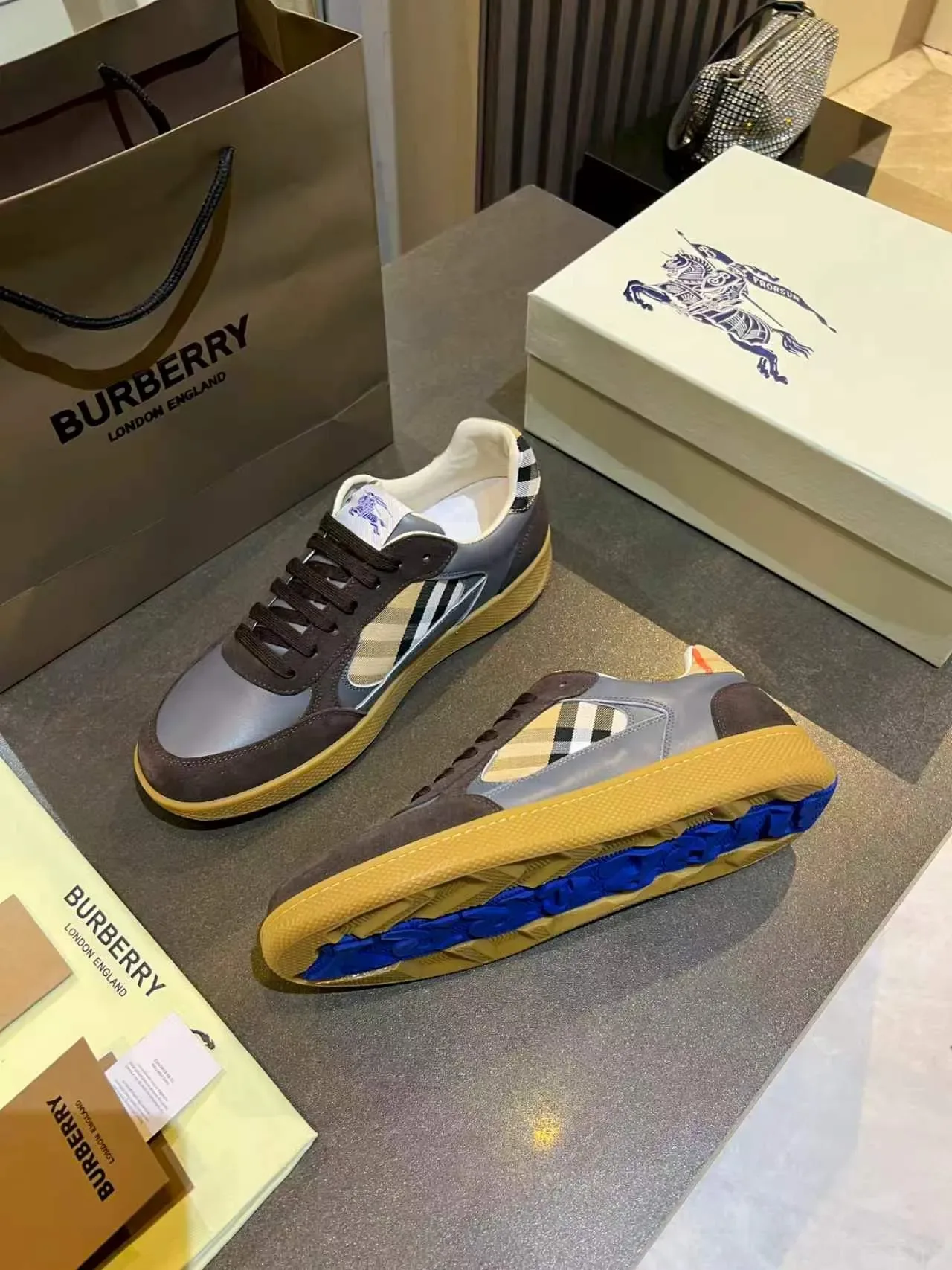 Burberry Cavaleiro Marrom Bege Panelado Material Misto Superior Inserções Laterais Check Icônicas Tênis Lifestyle 4