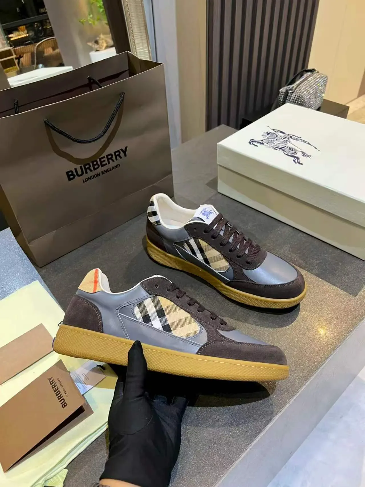 Burberry Cavaleiro Marrom Bege Panelado Material Misto Superior Inserções Laterais Check Icônicas Tênis Lifestyle 5