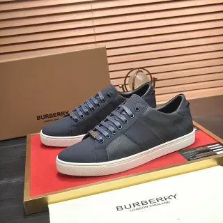 Burberry Knight नेवी और क्रीम लाइफस्टाइल स्नीकर्स