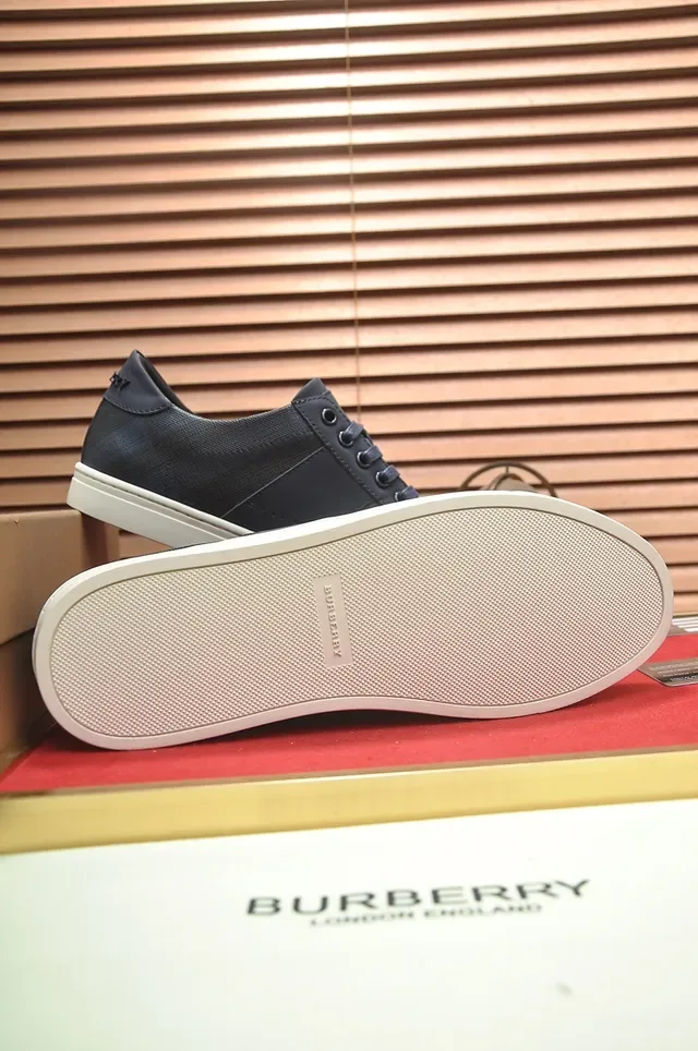 Burberry Knight Navy et Cream sneakers lifestyle 2