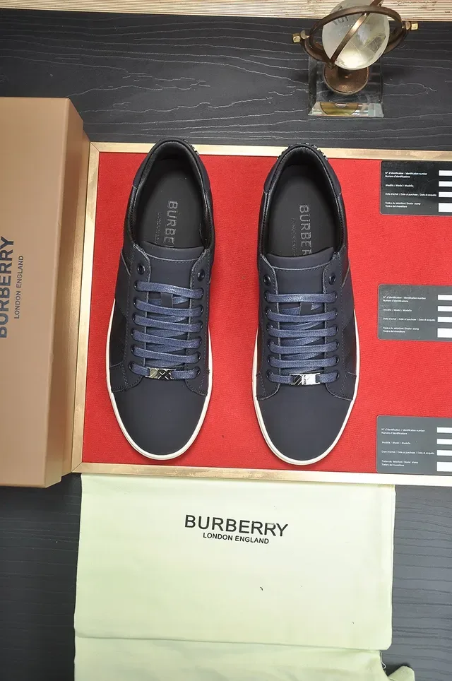 Burberry Knight Navy et Cream sneakers lifestyle 3