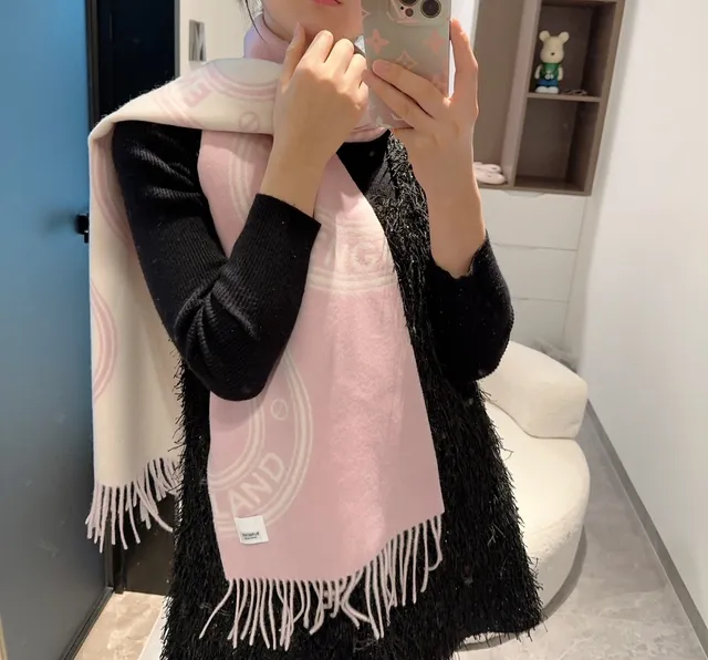 Cachecol Burberry com Monograma Rosa Bege com Franjas de Cachemira 2