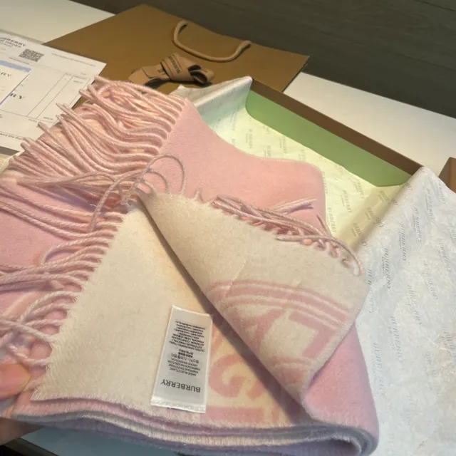 Cachecol Burberry com Monograma Rosa Bege com Franjas de Cachemira 7