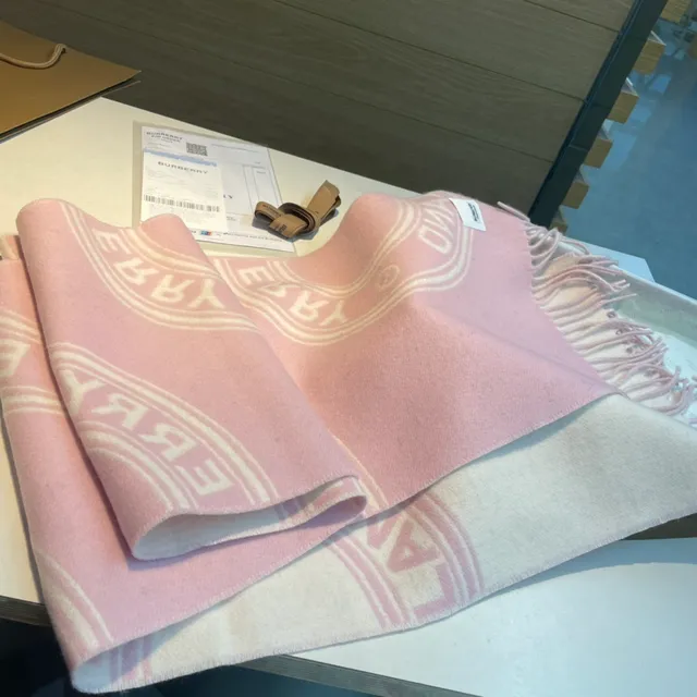 Cachecol Burberry com Monograma Rosa Bege com Franjas de Cachemira 9