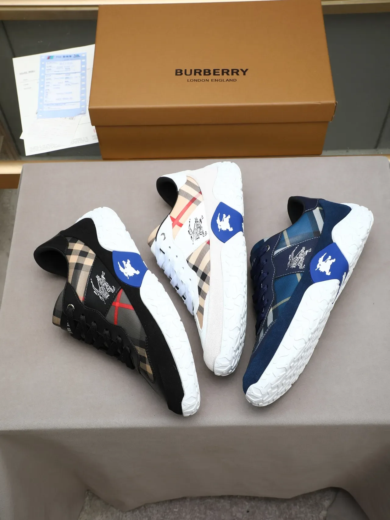 Burberry Tênis Lifestyle Navy Branco com overlay de tecido xadrez e acentos de camurça 2