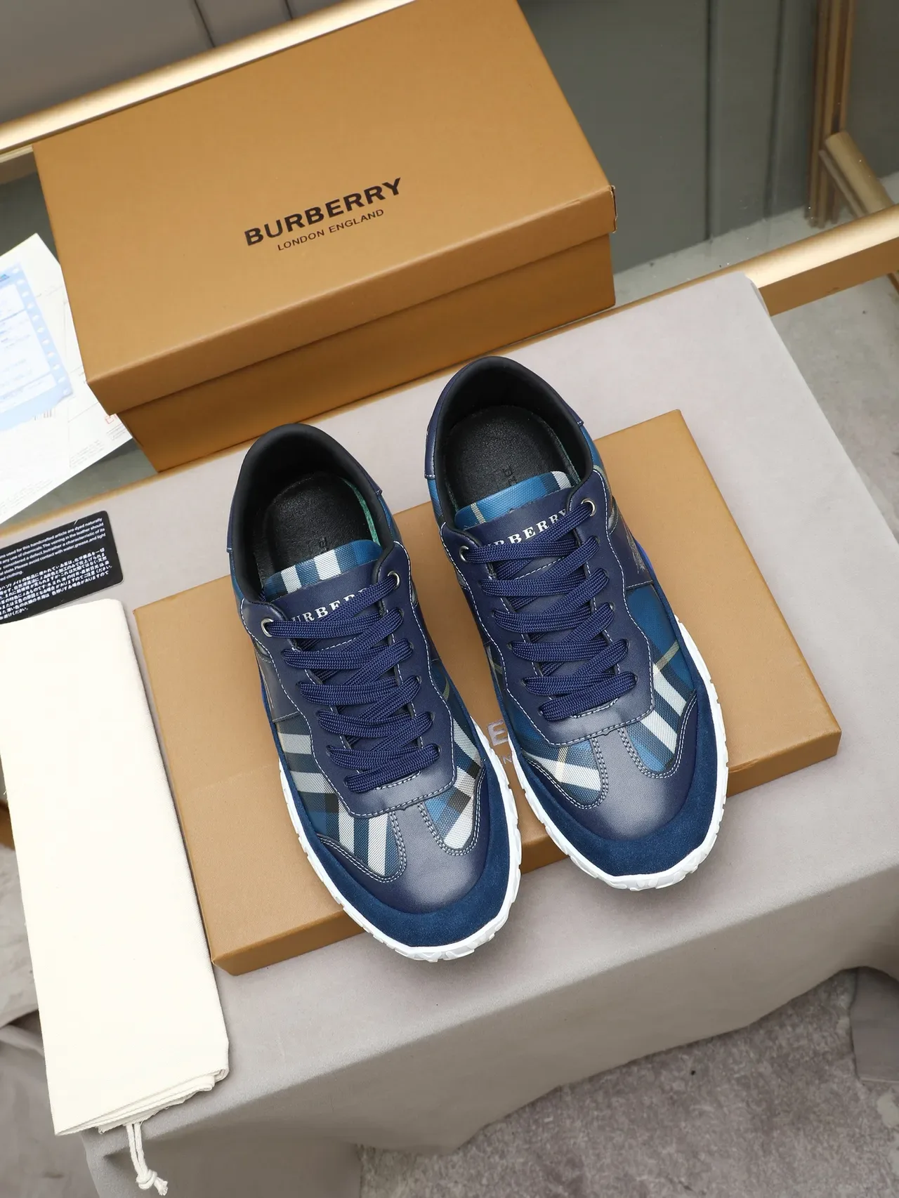 Burberry Tênis Lifestyle Navy Branco com overlay de tecido xadrez e acentos de camurça 3