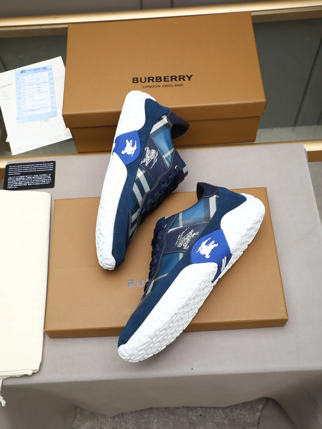 Burberry Tênis Lifestyle Navy Branco com overlay de tecido xadrez e acentos de camurça 4