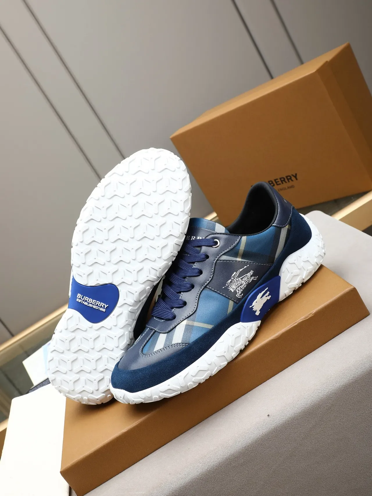Burberry Tênis Lifestyle Navy Branco com overlay de tecido xadrez e acentos de camurça 5