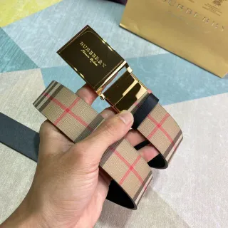 Burberry উল্টানো যায় এমন নোভা চেক বেল্ট বেইজ কালো প্যাটার্ন চামড়া বেল্ট