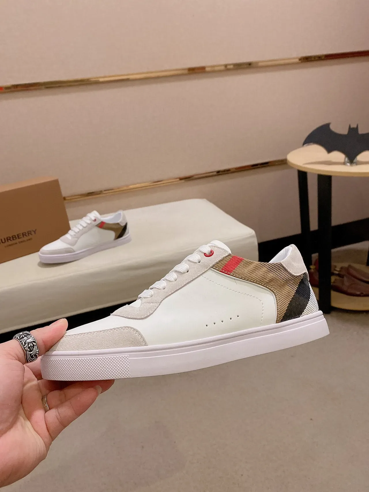 Burberry Baskets Lifestyle Blanches et Multicolores en Daim et Cuir Panelés 7