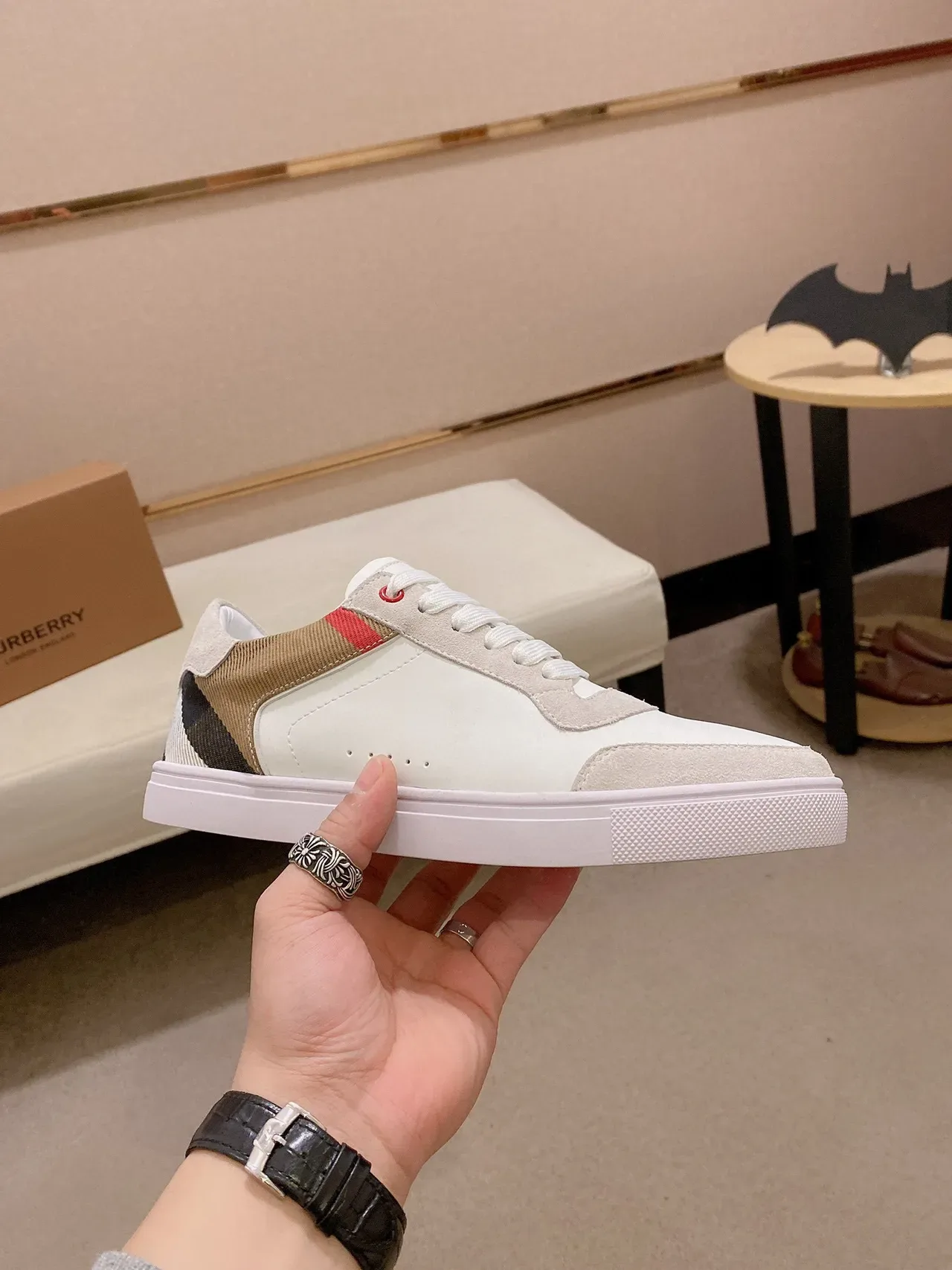 Burberry Baskets Lifestyle Blanches et Multicolores en Daim et Cuir Panelés 8
