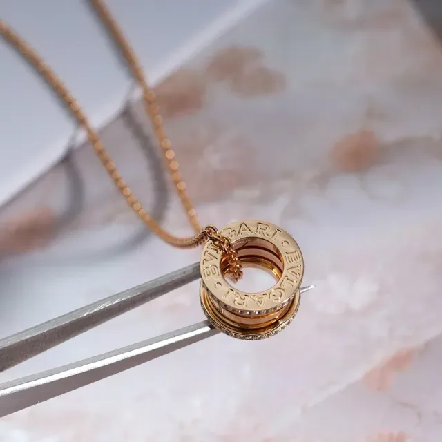 Bvlgari B.zero1 Collier en or rose diamants pavé cylindrique 7