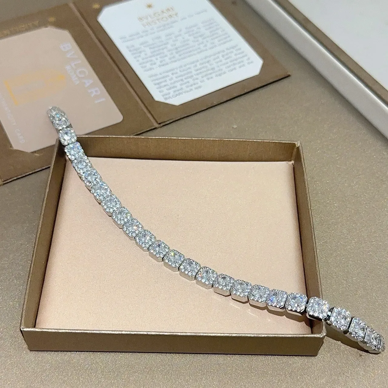 Bvlgari bracelet rigide diamants avec halo et coupe carrée 2