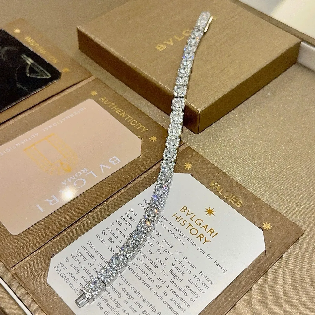 Bvlgari bracelet rigide diamants avec halo et coupe carrée 3