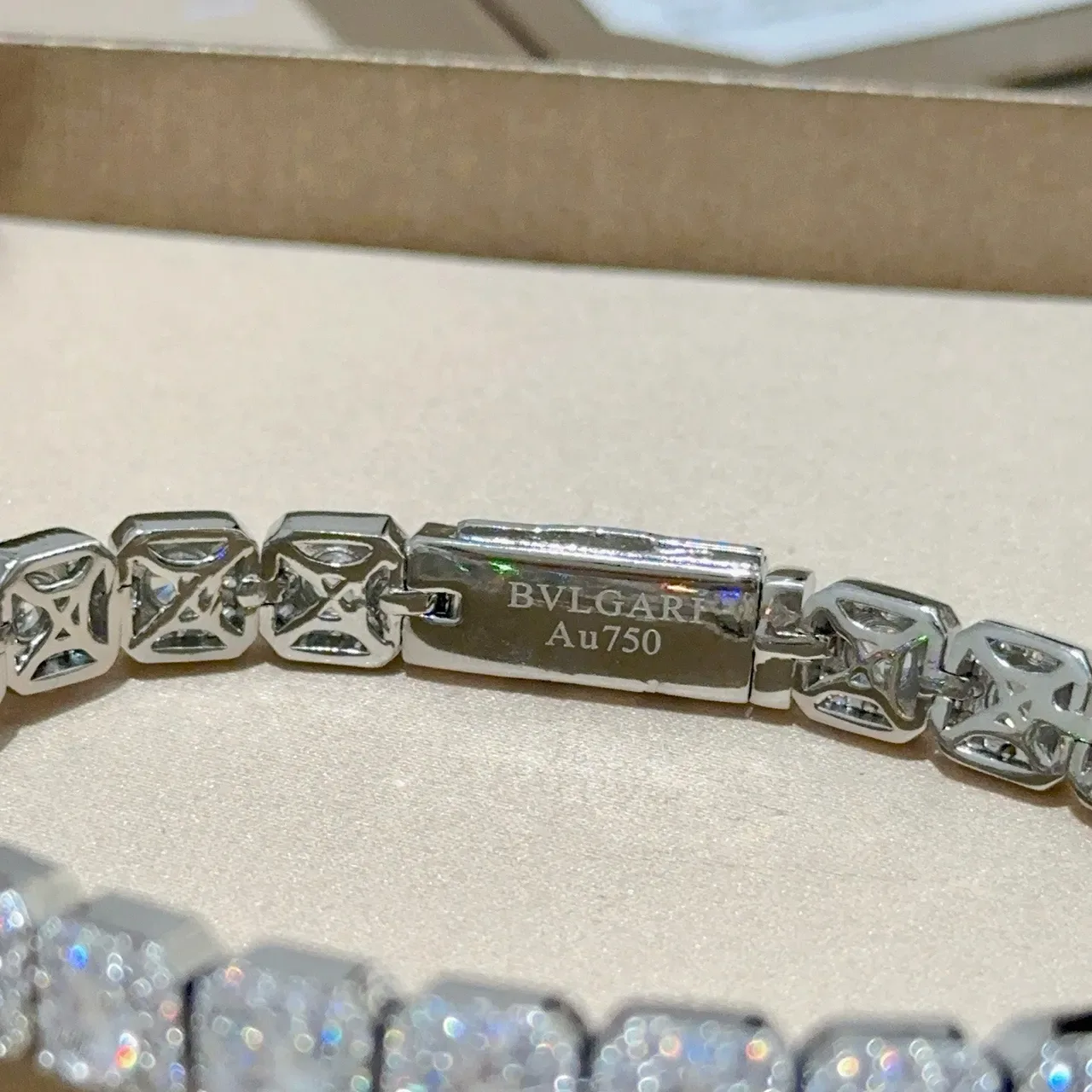 Bvlgari bracelet rigide diamants avec halo et coupe carrée 5