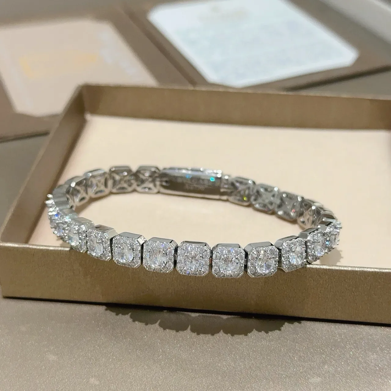 Bvlgari bracelet rigide diamants avec halo et coupe carrée 6