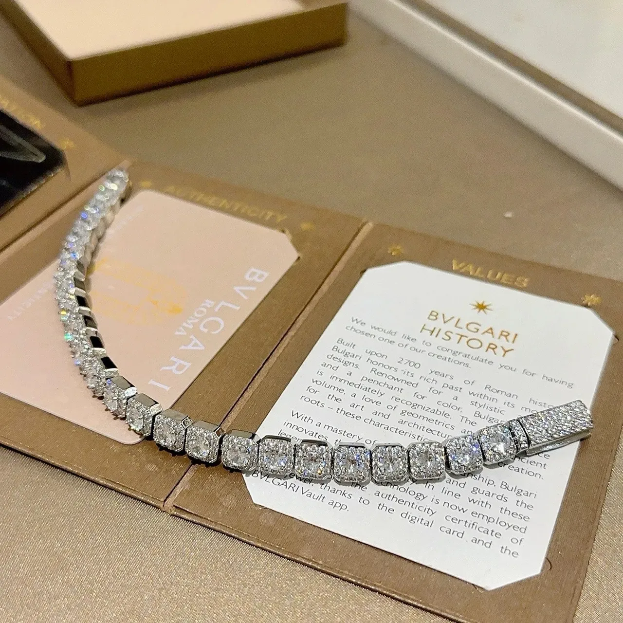 Bvlgari bracelet rigide diamants avec halo et coupe carrée 9