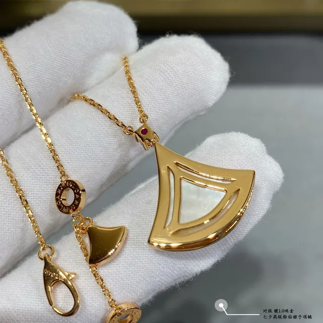 Bvlgari Divas’ Dream Pendentif en or rose en forme d'éventail avec incrustation de mère-de-pearl 2