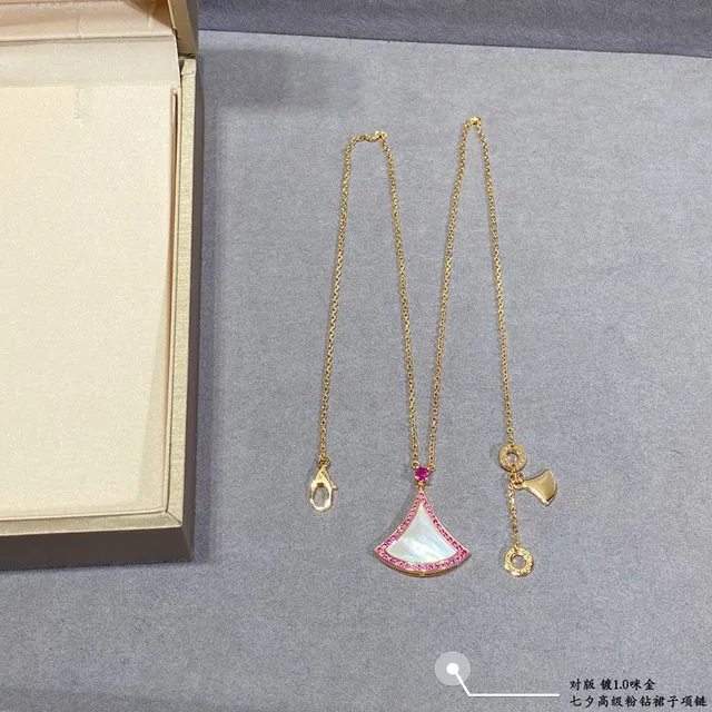 Bvlgari Divas’ Dream Pendentif en or rose en forme d'éventail avec incrustation de mère-de-pearl 4
