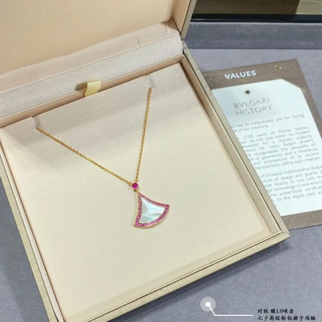 Bvlgari Divas’ Dream Pendentif en or rose en forme d'éventail avec incrustation de mère-de-pearl 5