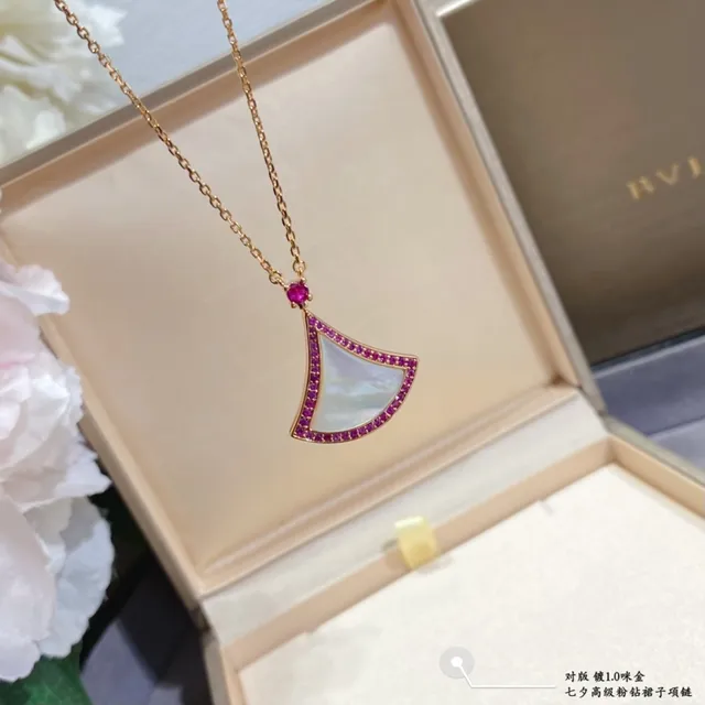 Bvlgari Divas’ Dream Pendentif en or rose en forme d'éventail avec incrustation de mère-de-pearl 6