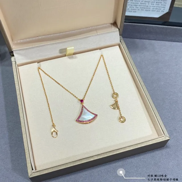 Bvlgari Divas’ Dream Pendentif en or rose en forme d'éventail avec incrustation de mère-de-pearl 8