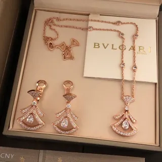Bvlgari Divas’ Dream Gold White Fan-Shaped Motif Pavé Diamond Setting Necklace