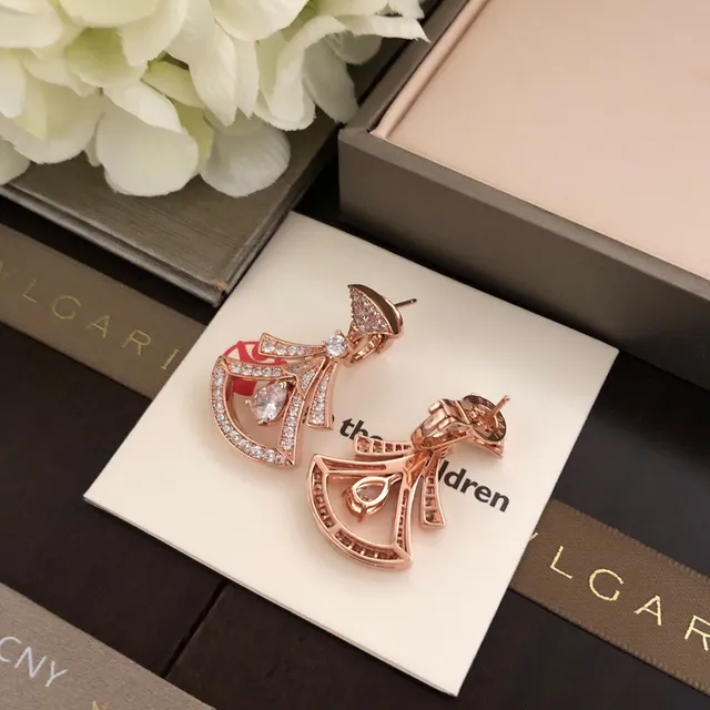 Bvlgari Divas’ Dream قلادة ذهبية بيضاء بشكل مروحة نقشة الماس بالباڤيه 2