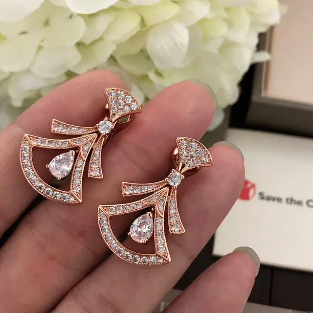 Bvlgari Divas’ Dream قلادة ذهبية بيضاء بشكل مروحة نقشة الماس بالباڤيه 3