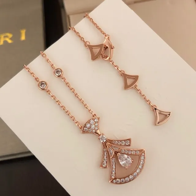 Bvlgari Divas’ Dream قلادة ذهبية بيضاء بشكل مروحة نقشة الماس بالباڤيه 4