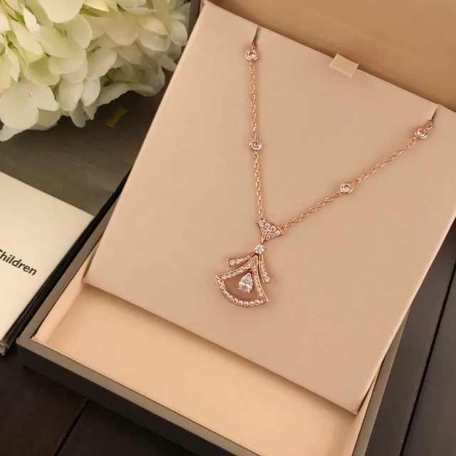 Bvlgari Divas’ Dream قلادة ذهبية بيضاء بشكل مروحة نقشة الماس بالباڤيه 5