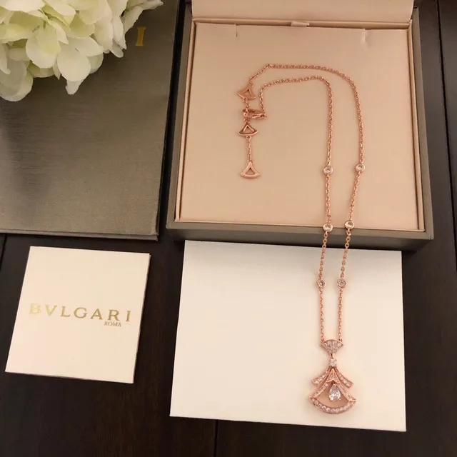 Bvlgari Divas’ Dream قلادة ذهبية بيضاء بشكل مروحة نقشة الماس بالباڤيه 6
