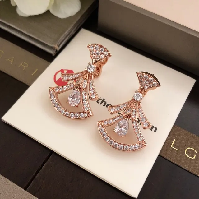Bvlgari Divas’ Dream قلادة ذهبية بيضاء بشكل مروحة نقشة الماس بالباڤيه 7