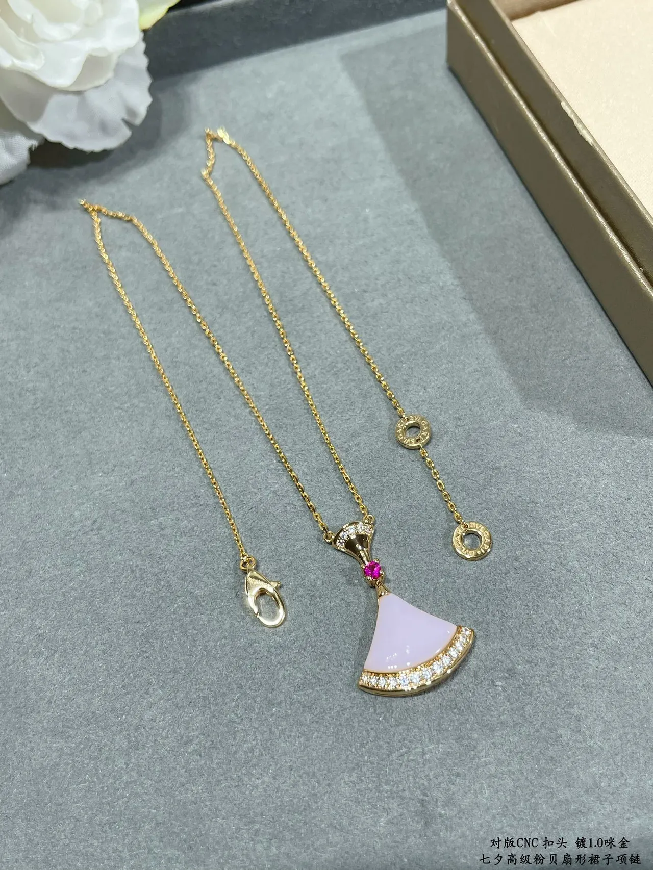 Bvlgari Divas’ Dream Pink Gold pendentif en forme d'éventail avec émail 9