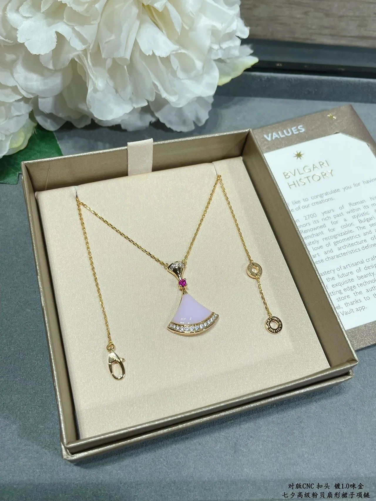 Bvlgari Divas’ Dream Pink Gold pendentif en forme d'éventail avec émail 2