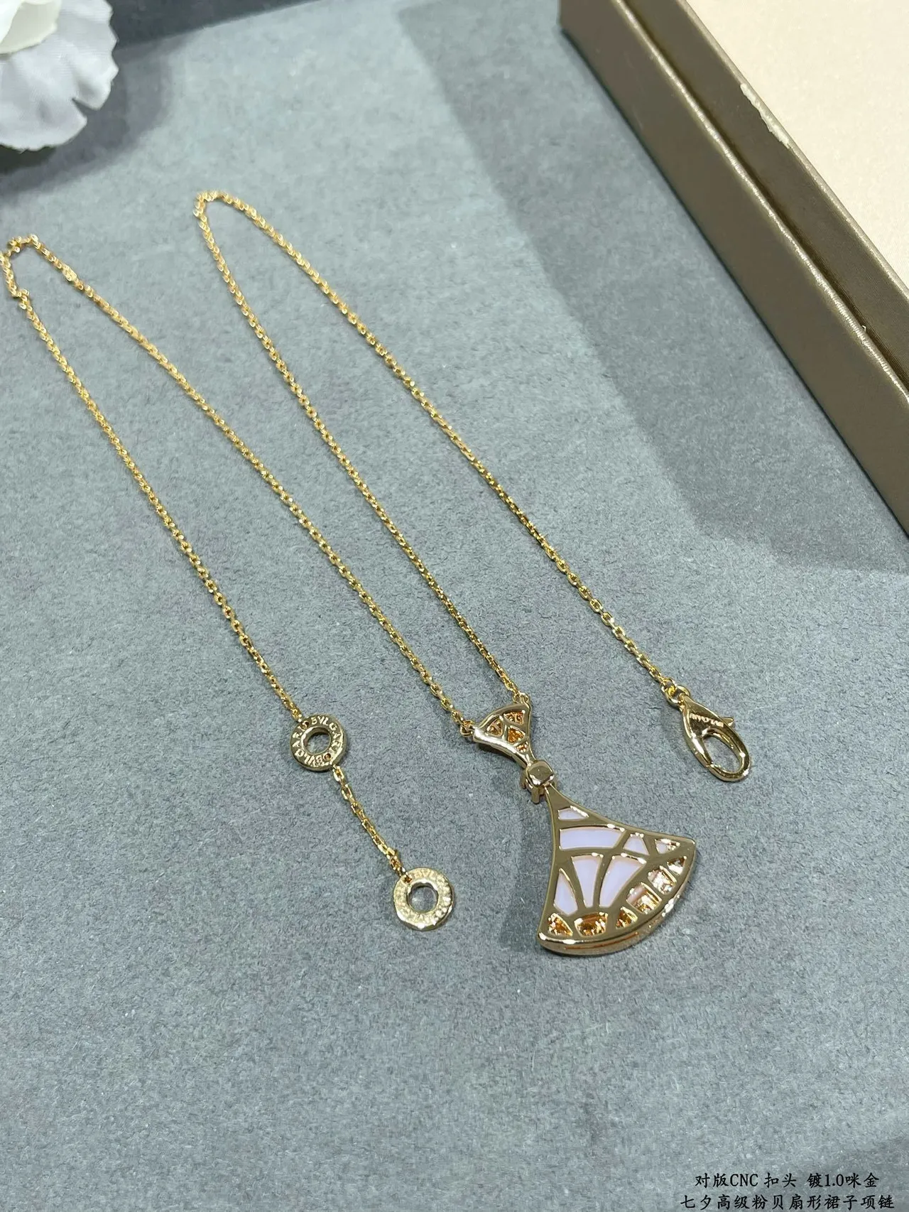 Bvlgari Divas’ Dream Pink Gold pendentif en forme d'éventail avec émail 4