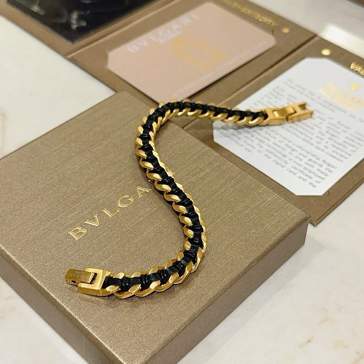 Bvlgari Pulseira de Corrente Dourada e Preta Enrolada em Cordão 9