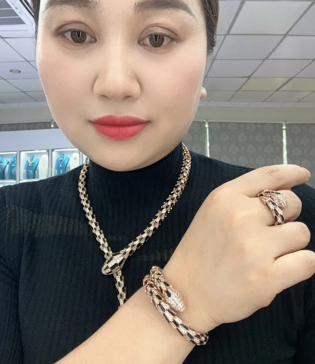 Bvlgari Bracelet Or Noir Serpent Enroulé Motif d'Écaille Hexagonal 4