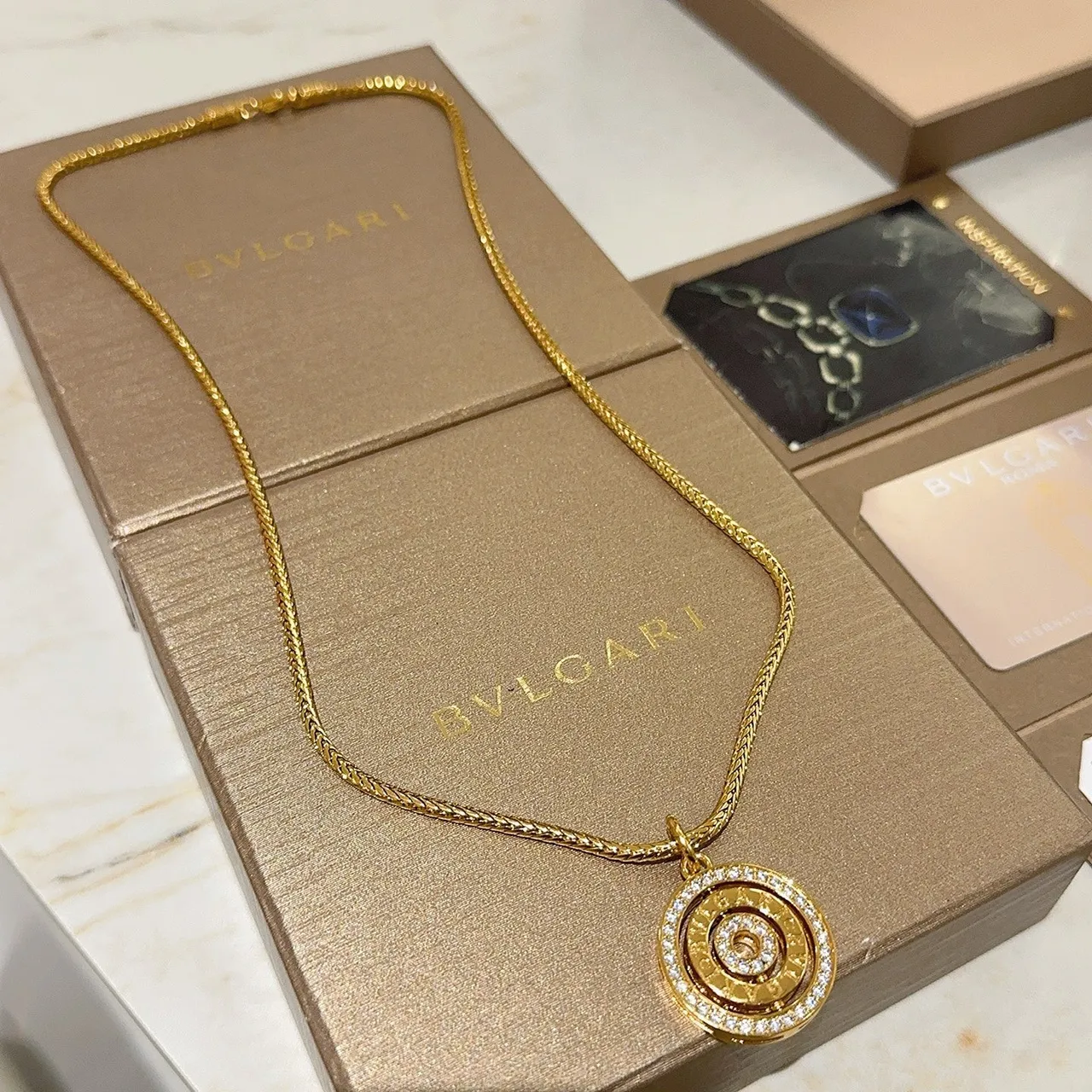 Bvlgari Chaîne tressée en or et argent collier avec pendentif spirale à plusieurs niveaux 4