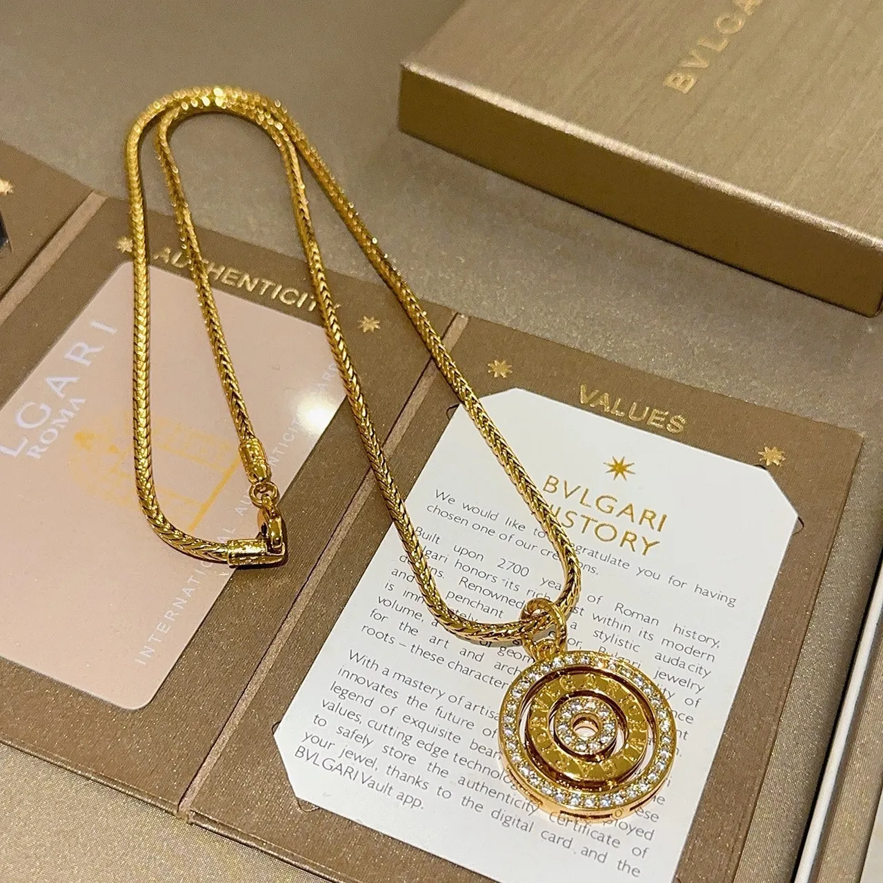Bvlgari Chaîne tressée en or et argent collier avec pendentif spirale à plusieurs niveaux 7