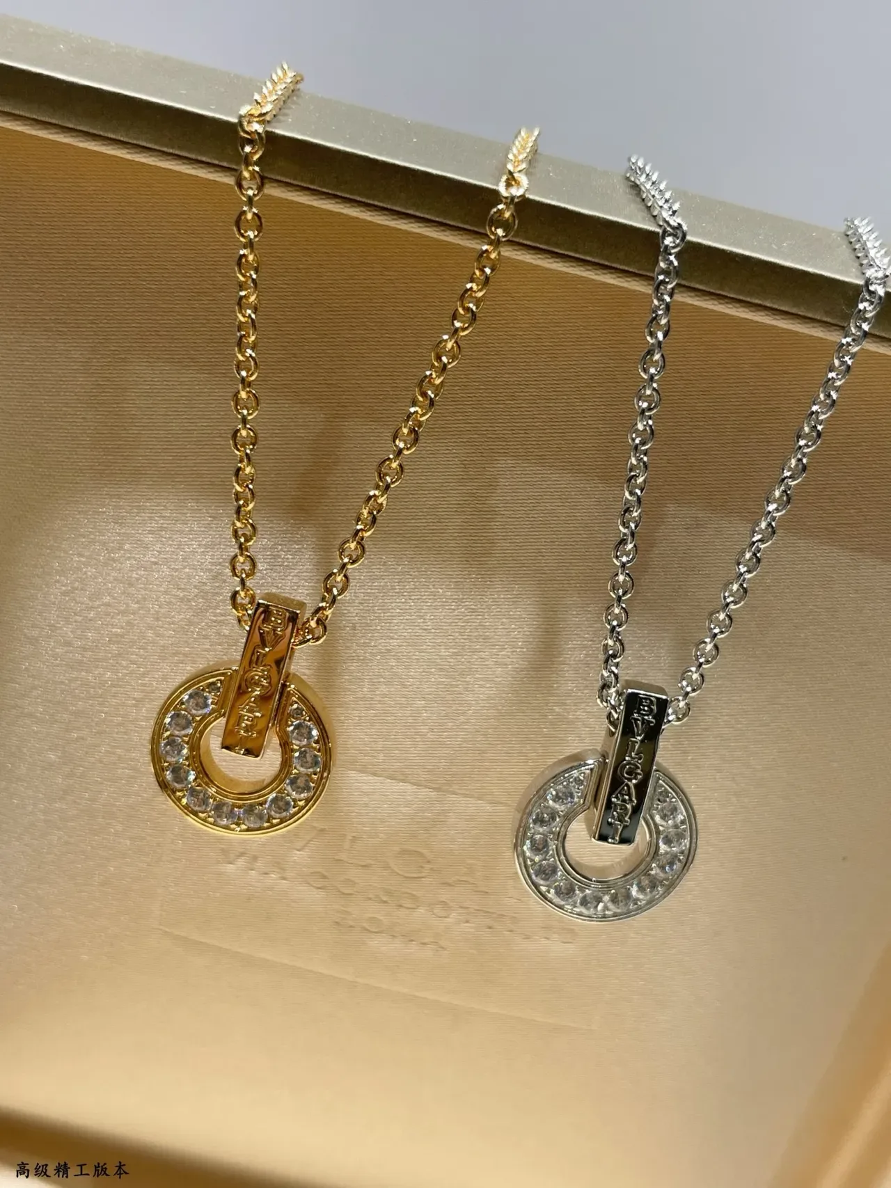 Bvlgari Colar Pendente Circular Aberto Pavé-Set com Pedras Claras em Ouro e Prata 2